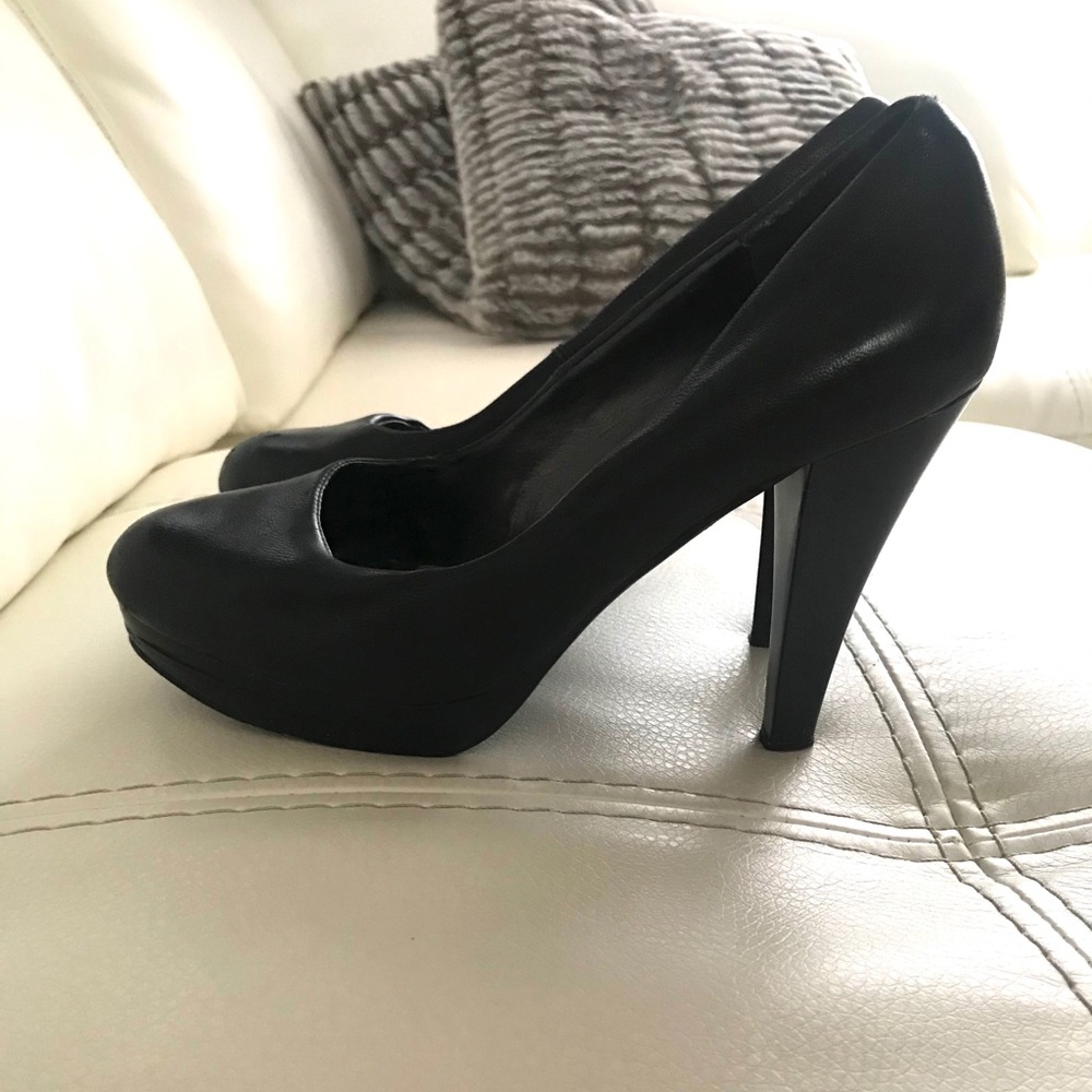 Black leather pumps Sz6